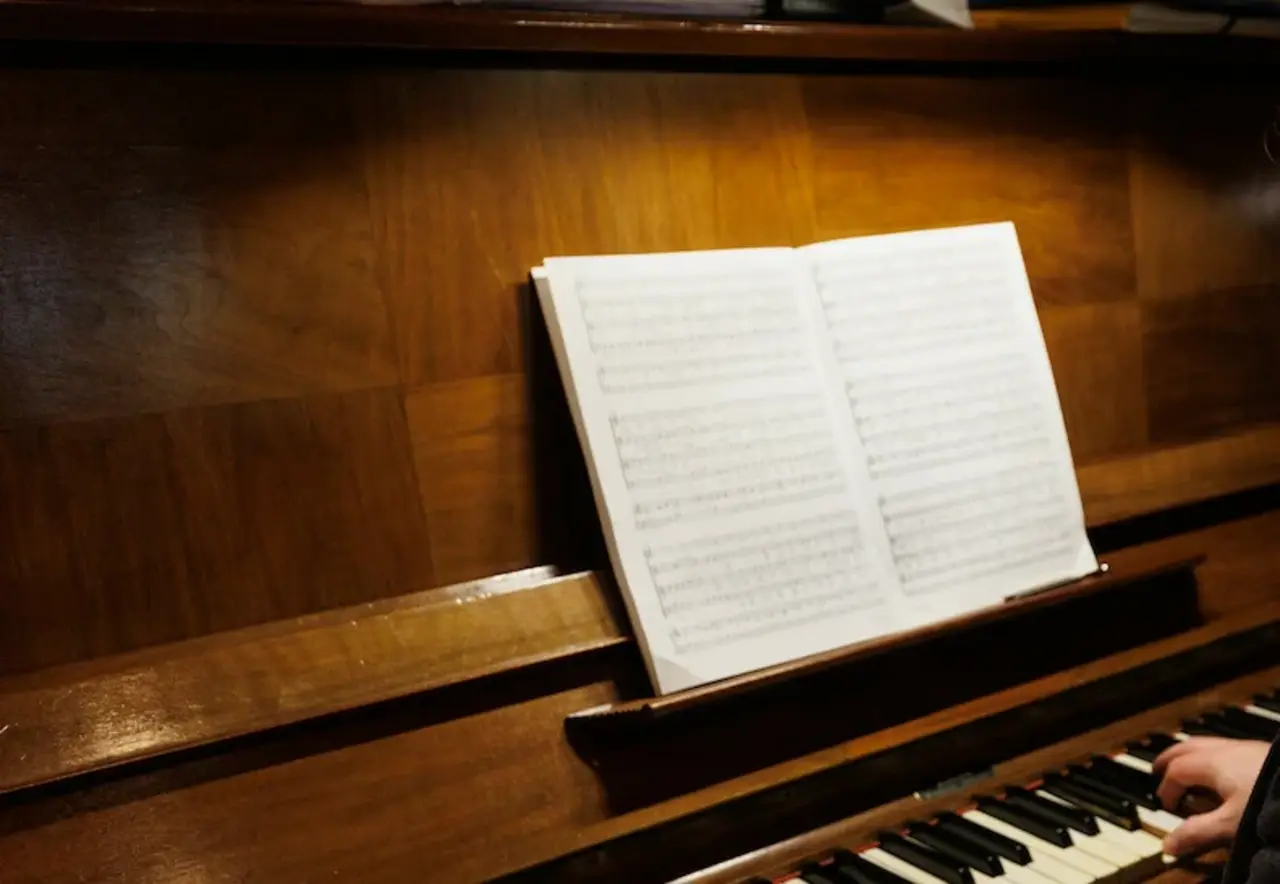 Mann spielt Klavier